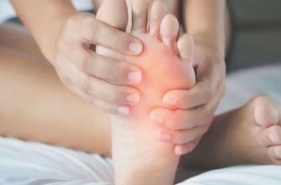 Treatment of swelling in the fingers of hands and feet